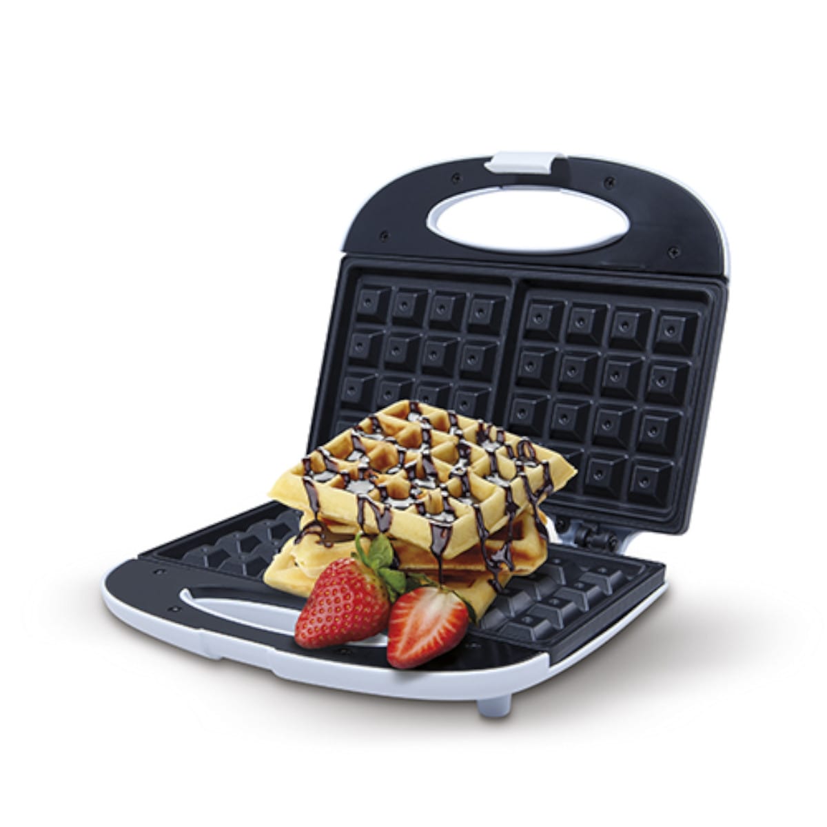 Ein quadratisches Adler Waffeleisen von immer-saugut mit geöffnetem Deckel offenbart zwei antihaftbeschichtete Platten, auf denen sich jeweils eine einzelne Waffel befindet, die mit Schokoladensirup beträufelt und mit drei Erdbeeren, zwei ganzen und einer