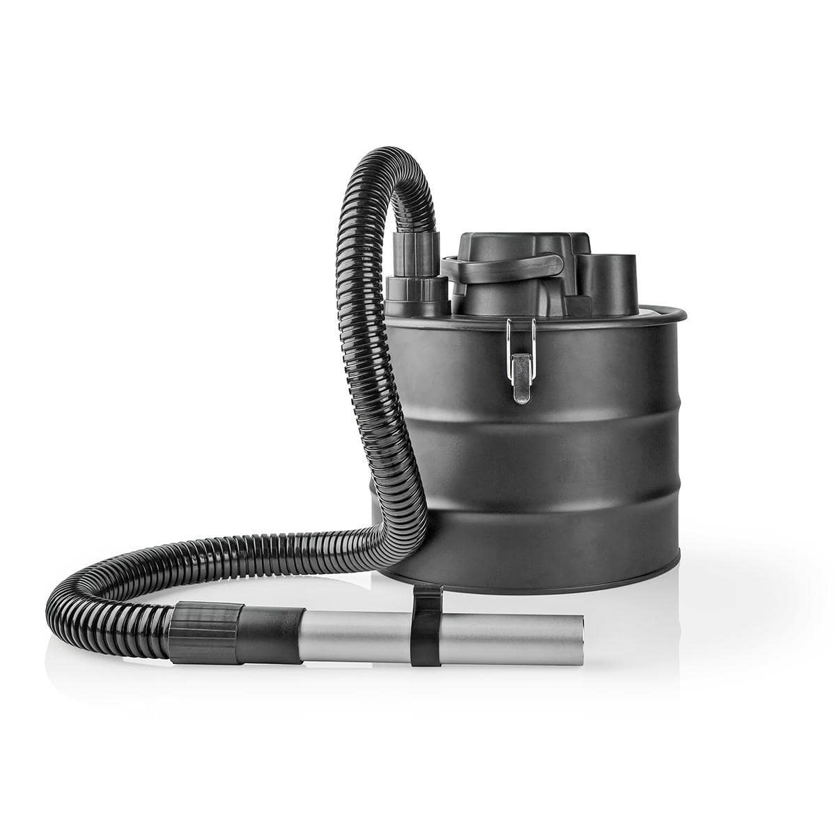 Ein schlanker und kompakter Nedis - Aschesauger ohne Beutel von immer-saugut mit einem 800-W-Motor mit 18 Liter Staubkapazität und Hepa-Filter in Schwarz ist auf weißem Hintergrund abgebildet. Er verfügt über einen flexiblen schwarzen Schlauch mit silbern
