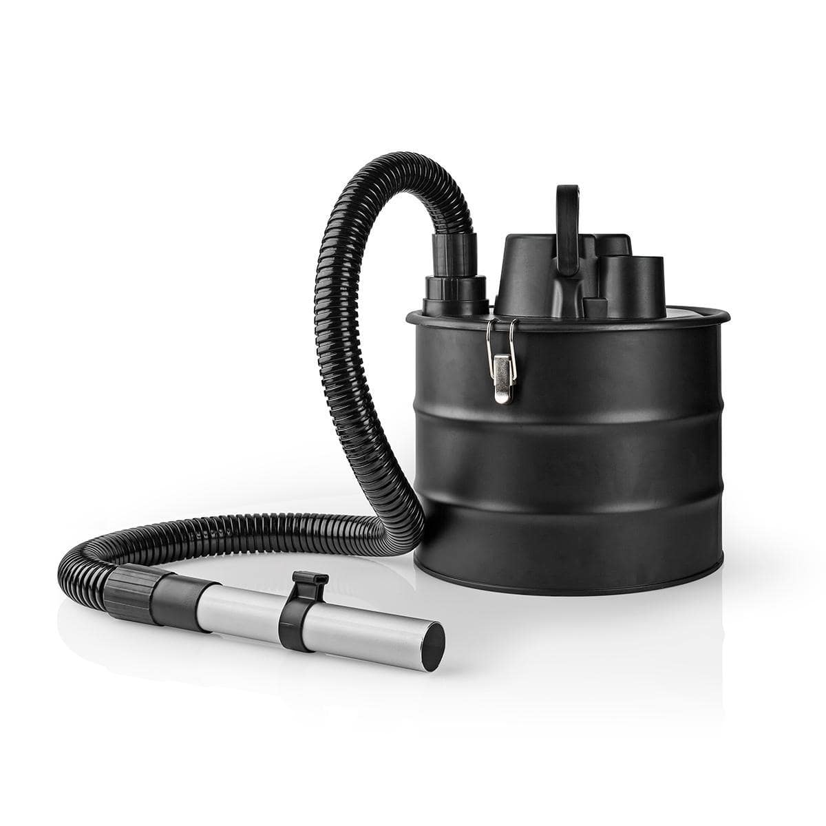 Der Immersauger Nedis - Aschesauger ohne Beutel in Schwarz verfügt über einen zylindrischen Metallbehälter mit 18 Liter Staubkapazität, einen 800-W-Motor und einen Hepa-Filter. Der oben angebrachte flexible Schlauch ist mit einer Edelstahldüse versehen. A