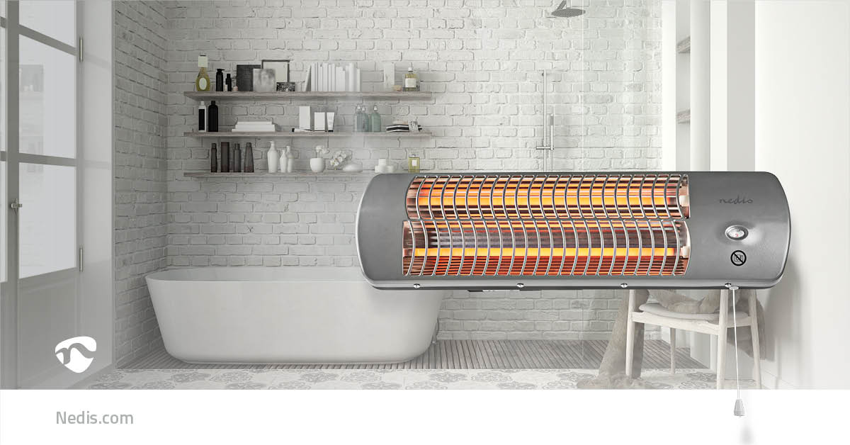 Ein modernes Badezimmer verfügt über eine freistehende weiße Badewanne vor einer weißen Ziegelwand mit Regalen, auf denen Toilettenartikel und Dekorationen aufbewahrt werden. Im Vordergrund ist eine Nedis - Badezimmer Heizung - Badezimmerheizstrahler, 2 W