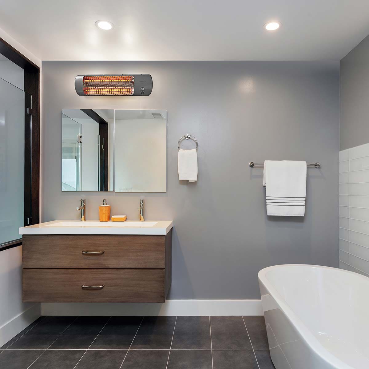 Modernes Badezimmer mit eleganten Designelementen. Enthält eine Nedis - Badezimmer Heizung - Badezimmerheizstrahler, 2 Wärmeeinstellungen, Wandmontage von Nedis GmbH über dem Spiegel, Doppelwaschtisch mit Holzschubladen und weißer Arbeitsplatte. Auf einem