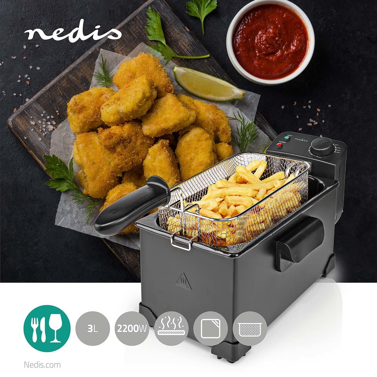 Das Bild zeigt eine immersaugut Nedis Öl-Fritteuse mit einem Drahtkorb, der mit gekochten Pommes gefüllt ist. Neben der Fritteuse liegen knusprige Hühnernuggets auf einer Schieferplatte mit Zitrone, Petersilie und roter Dip-Sauce. Symbole am unteren Rand