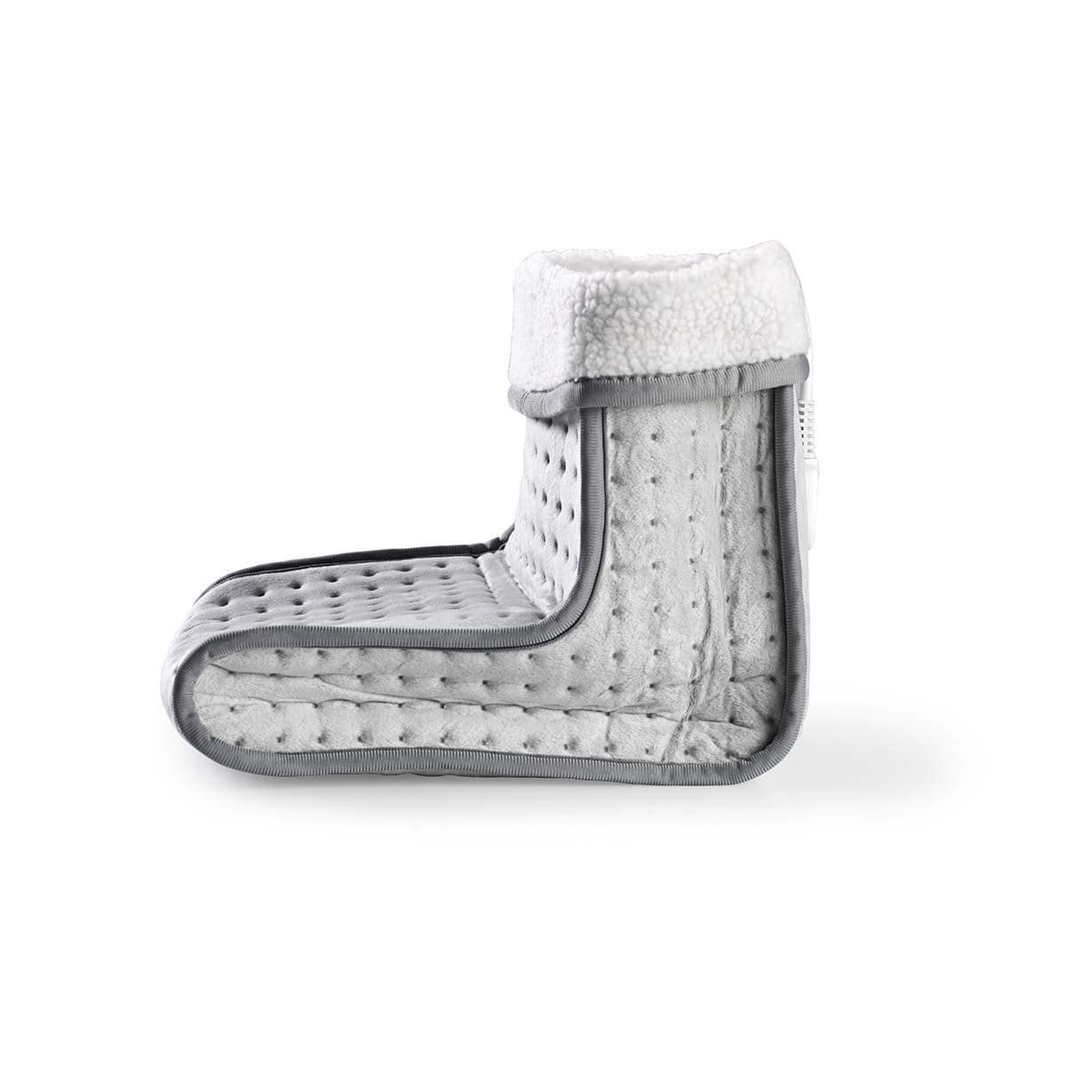 Ein grauer, plüschiger „immer-saugut Nedis elektrischer Fußwärmer“-Stiefel mit weichem, flauschigem Futter, von der Seite gezeigt. Die Außenseite weist eine gesteppte Textur mit einem gepunkteten Muster auf. An der Seite ist ein Regler für sechs Heizstufe