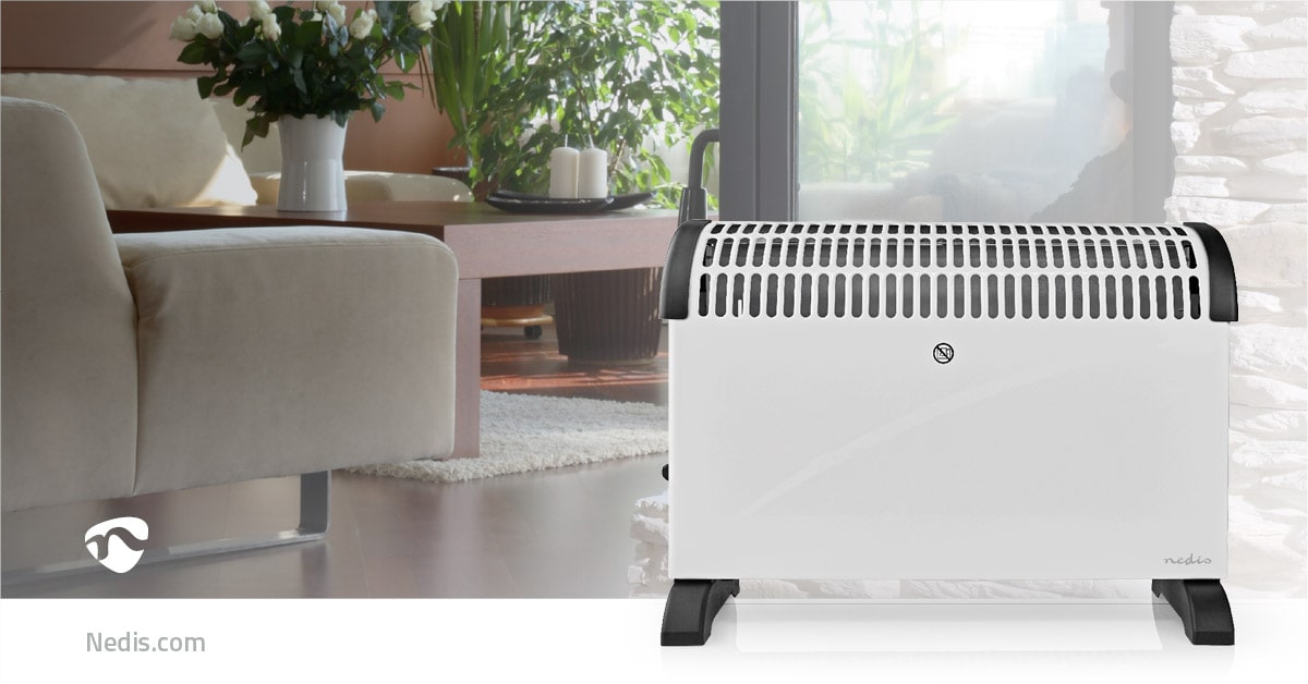 Ein weißes Immersaugut Nedis - Konvektor Heizgerät - Konvektionsheizgerät, verstellbares Thermostat, 3 Wärmeeinstellungen steht auf einem Holzboden neben einem beigen Sofa in einem modernen Wohnzimmer. Der Raum verfügt über eine Glastür mit Blick ins Grün