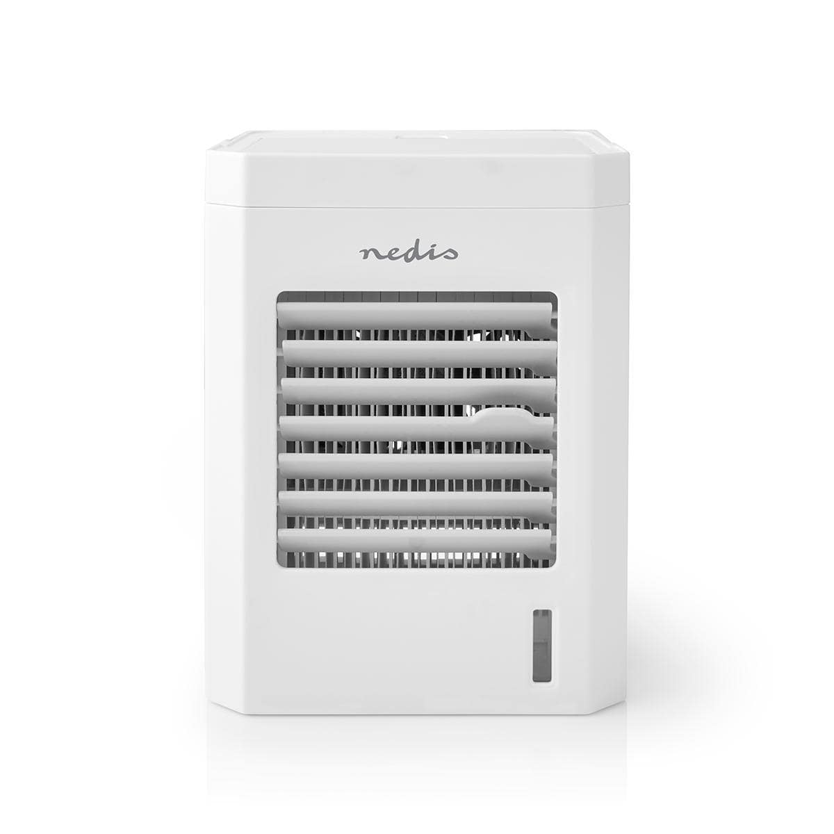 Ein kompakter, weißer Immer-Saugut Nedis - Mini-Luftkühler - Tischventilator mit Befeuchtung, USB-Anschluss, 56 m³/h, 51 dB mit rechteckiger Form. Die Vorderseite verfügt über horizontale Lüftungsschlitze für optimale Luftzirkulation, eine kleine Wasserst