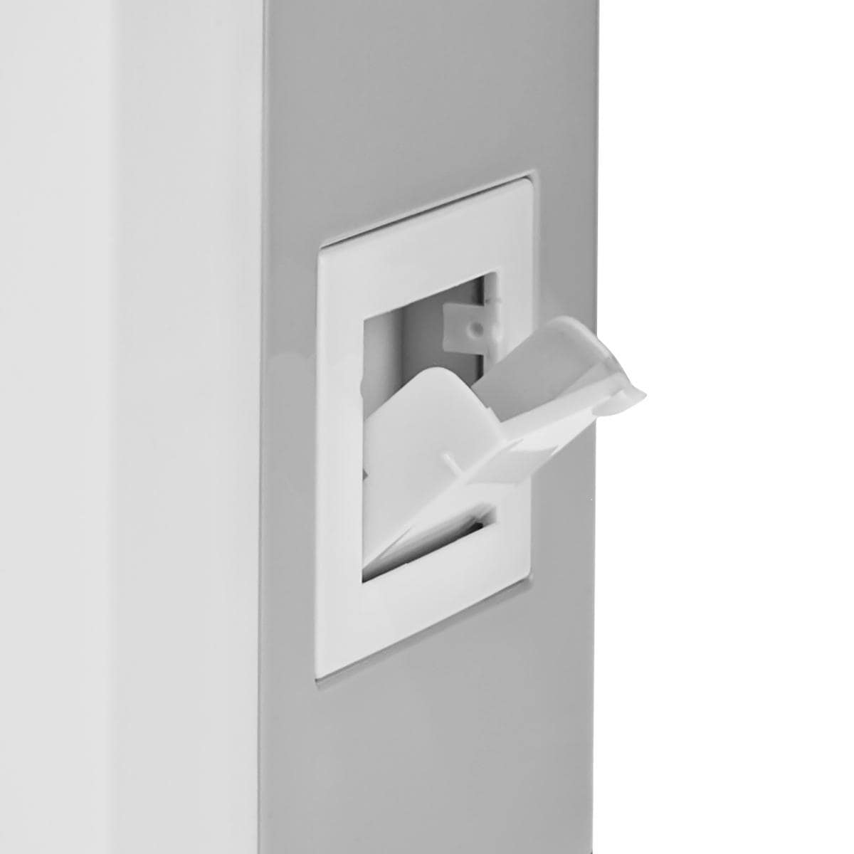 Nahaufnahme einer weißen Steckdose mit teilweise eingesetzter Kunststoff-Sicherheitsabdeckung, die einen Teil der dahinterliegenden Steckdose freigibt. Ein Immersaugut Nedis - Mini-Luftkühler - Tischventilator mit Befeuchtung, USB-Anschluss, 56 m³/h, 51 d
