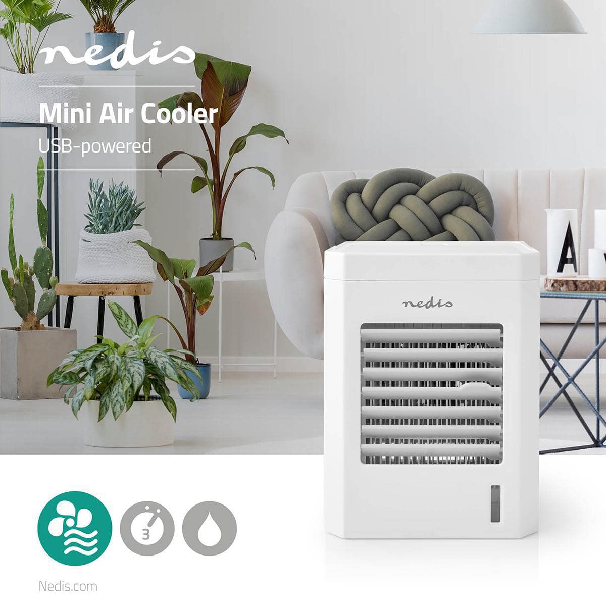Werbebild eines Immersauguts Nedis - Mini Luftkühler - Tischventilator mit Befeuchtung, USB-Anschluss, 56 m³/h, 51 dB. Das weiße, kompakte, USB-betriebene Gerät verfügt über ein Frontgitter zur Luftzirkulation. Platziert in einem modernen Wohnzimmer mit P