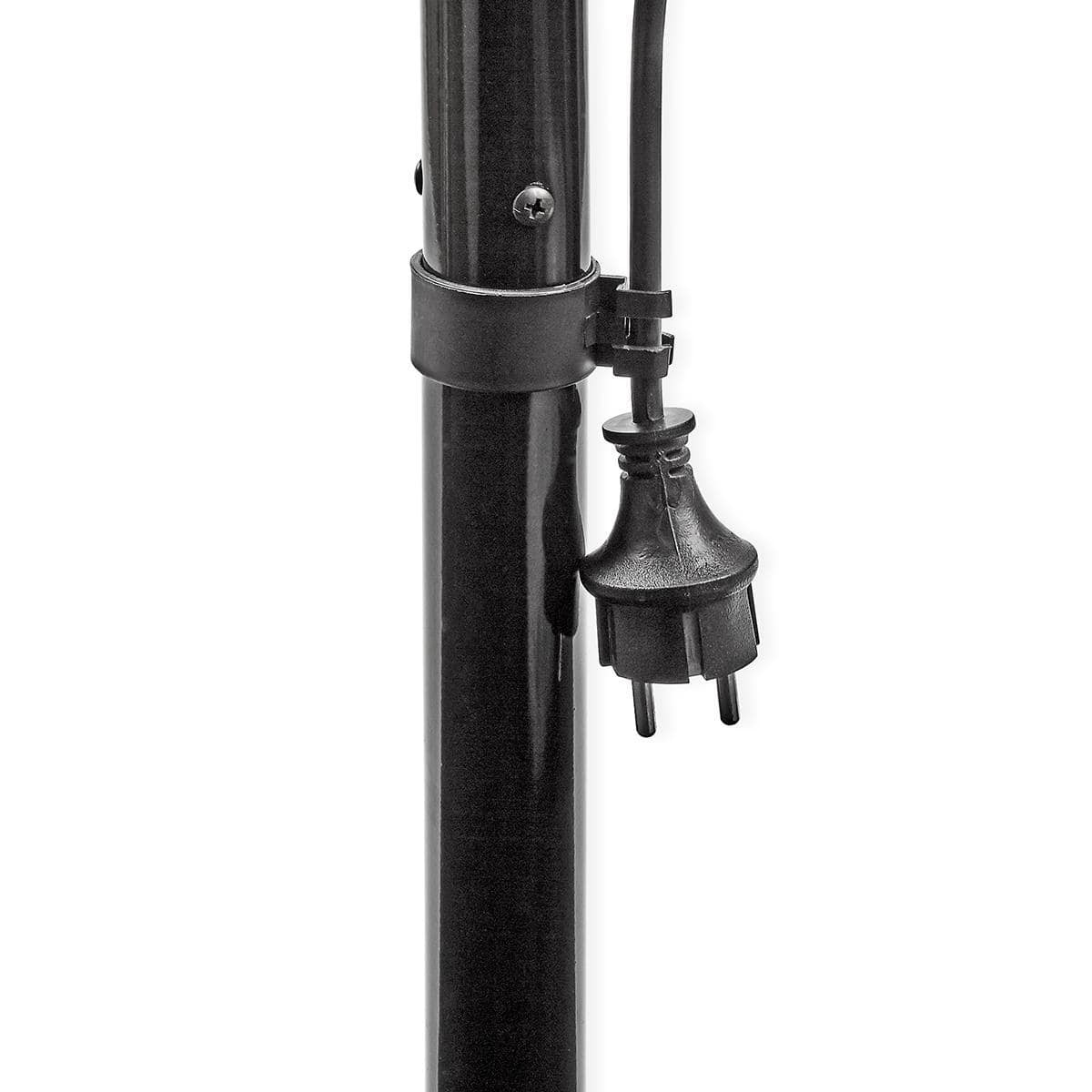 Eine Nahaufnahme einer schwarzen Metallstange mit zwei befestigten Kabelbindern, die ein Stromkabel mit einem standardmäßigen zweipoligen Stecker sichern. Das Setup scheint Teil des immersaugfähigen Nedis Terrassenheizers zu sein – Terrassenheizstrahler,