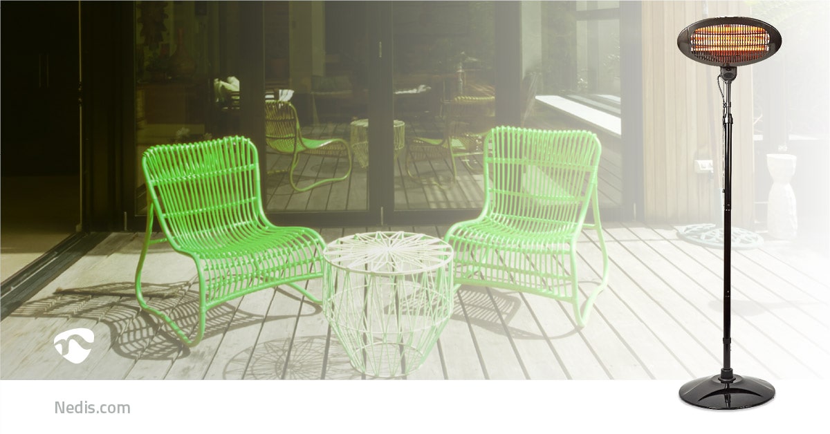 Foto einer Terrasse mit zwei grünen Korbstühlen und einem kleinen passenden Tisch. Neben den Möbeln steht ein immersaugiger Nedis Terrassenheizer - Terrassenheizstrahler, der über drei Heizstufen, ein freistehendes Design mit Standfuß und Kippschutz verfü