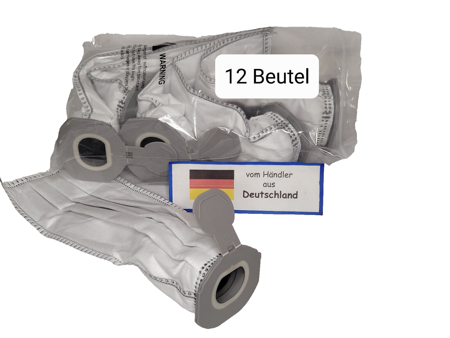 Ausgestellt ist ein Set Staubsaugerbeutel mit grauen Gummiöffnungen, von denen einer nach vorne ragt. Die durchsichtige Verpackung trägt die Aufschrift „12 Staubsaugerbeutel“. Sie ist mit einer deutschen Flagge versehen und weist auf die deutsche Herkunft