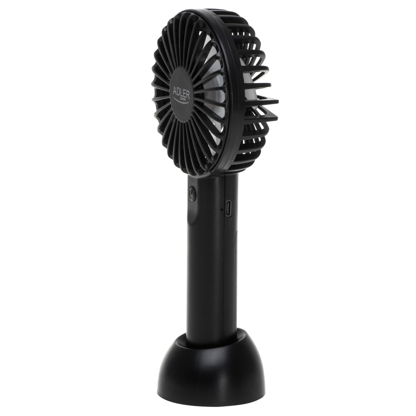 Ein kompakter, schwarzer Mini-Handventilator AD 7338 von immer-saugut steht aufrecht auf einem runden Sockel und verfügt über ein rundes Gitter, einen vertikalen Griff mit Einschaltknopf sowie den Schriftzug „immer-saugut“ in der Mitte.