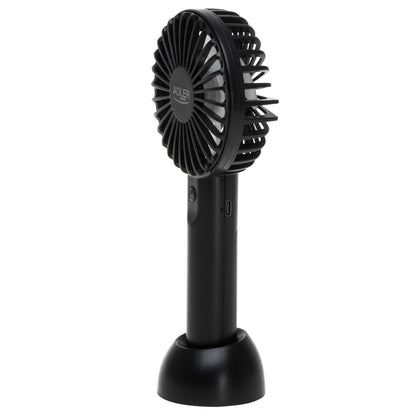 Ein kompakter, schwarzer Mini-Handventilator AD 7338 von immer-saugut steht aufrecht auf einem runden Sockel und verfügt über ein rundes Gitter, einen vertikalen Griff mit Einschaltknopf sowie den Schriftzug „immer-saugut“ in der Mitte.