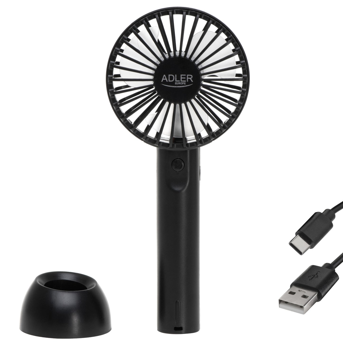 Ein schwarzer Mini-Handventilator AD 7338 von immer-saugut mit einer runden „ADLER“-Lüftungsöffnung und einem zylindrischen Griff wird zusammen mit einer schwarzen Ladestation und einem akkufreundlichen USB-A-zu-USB-C-Kabel auf weißem Hintergrund abgebildet.