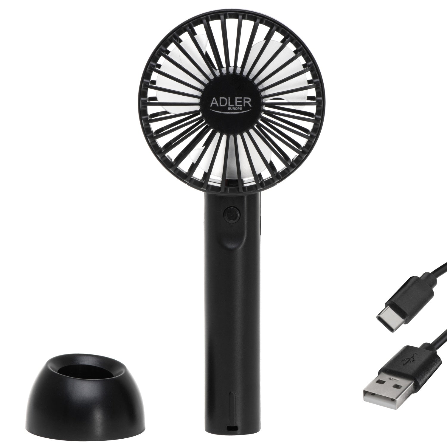 Ein schwarzer Mini-Handventilator AD 7338 von immer-saugut mit einer runden „ADLER“-Lüftungsöffnung und einem zylindrischen Griff wird zusammen mit einer schwarzen Ladestation und einem akkufreundlichen USB-A-zu-USB-C-Kabel auf weißem Hintergrund abgebildet.