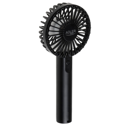 Ein kompakter, tragbarer Mini-Handventilator AD 7338 von immer-saugut mit einem schwarzen, zylindrischen Griff, einem runden Lüfterkopf, der durch ein radiales Gitter geschützt ist, der Aufschrift „ADLER“ in Weiß in der Mitte und einem Einschaltknopf am Griff; USB-betrieben.