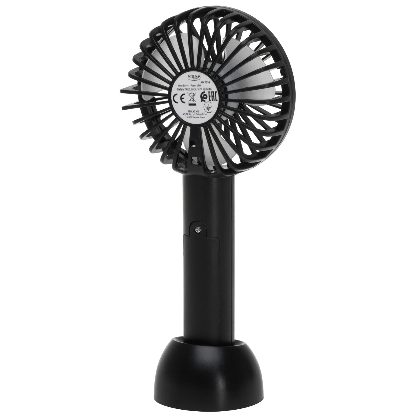 Der kompakte, schwarze Mini-Handventilator AD 7338 von immer-saugut steht aufrecht auf einem passenden Sockel. Er verfügt über einen runden Flügelschutz, ein unauffälliges Marken- und Zertifizierungsetikett auf der Rückseite und wird mit einem Akku sowie einem USB-Kabel zum einfachen Aufladen geliefert.