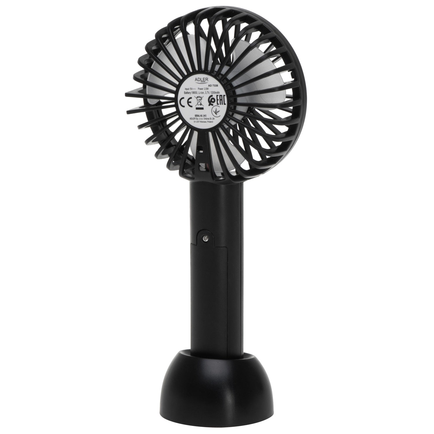 Der kompakte, schwarze Mini-Handventilator AD 7338 von immer-saugut steht aufrecht auf einem passenden Sockel. Er verfügt über einen runden Flügelschutz, ein unauffälliges Marken- und Zertifizierungsetikett auf der Rückseite und wird mit einem Akku sowie einem USB-Kabel zum einfachen Aufladen geliefert.