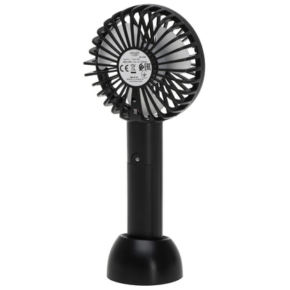 Der kompakte, schwarze Mini-Handventilator AD 7338 von immer-saugut steht aufrecht auf einem passenden Sockel. Er verfügt über einen runden Flügelschutz, ein unauffälliges Marken- und Zertifizierungsetikett auf der Rückseite und wird mit einem Akku sowie einem USB-Kabel zum einfachen Aufladen geliefert.