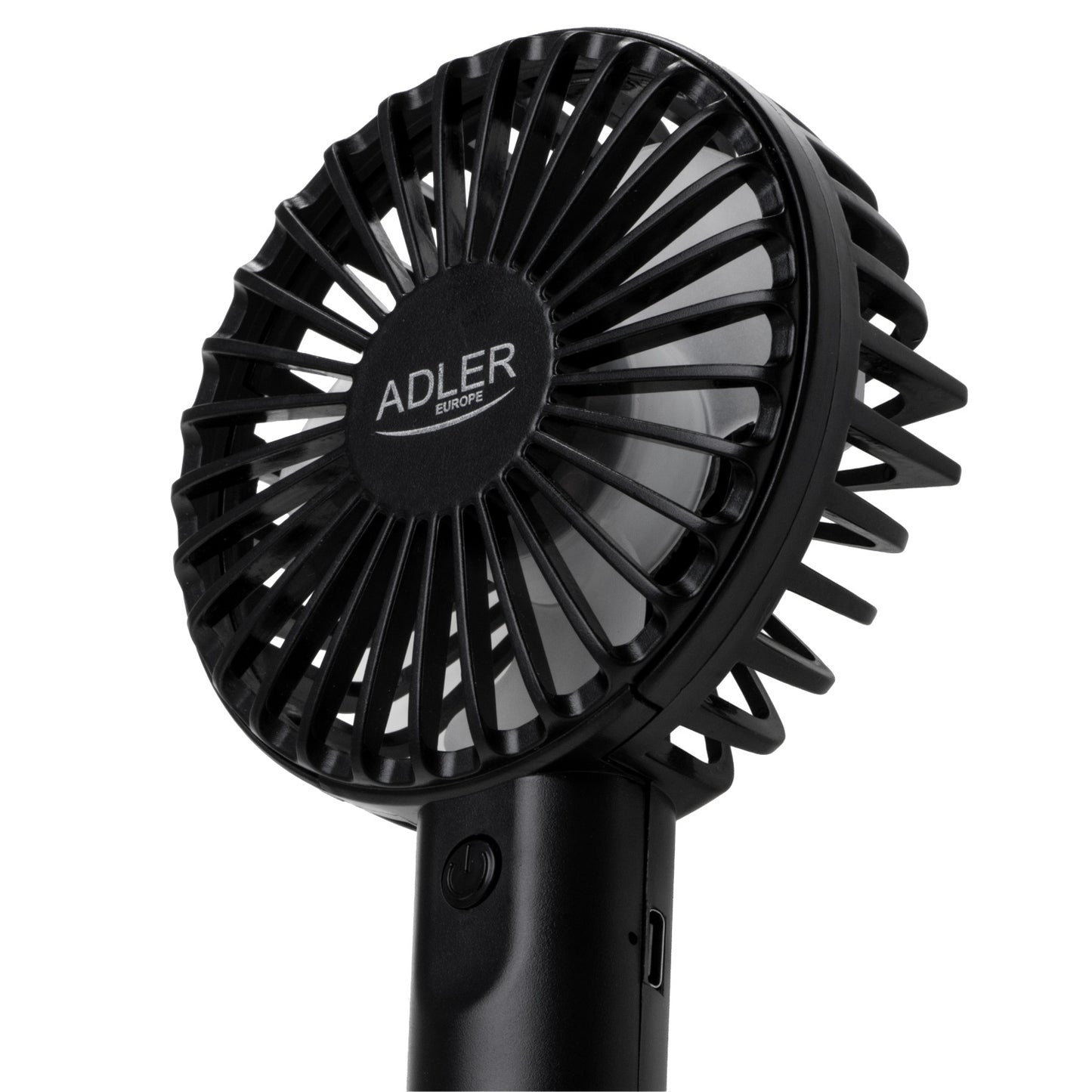 Nahaufnahme des schwarzen Mini-Handventilators AD 7338 von immer-saugut mit rundem Lüftungsgitter, Ein-/Aus-Schalter am Griff, USB-Ladeanschluss und integriertem Akku für den kabellosen Betrieb.