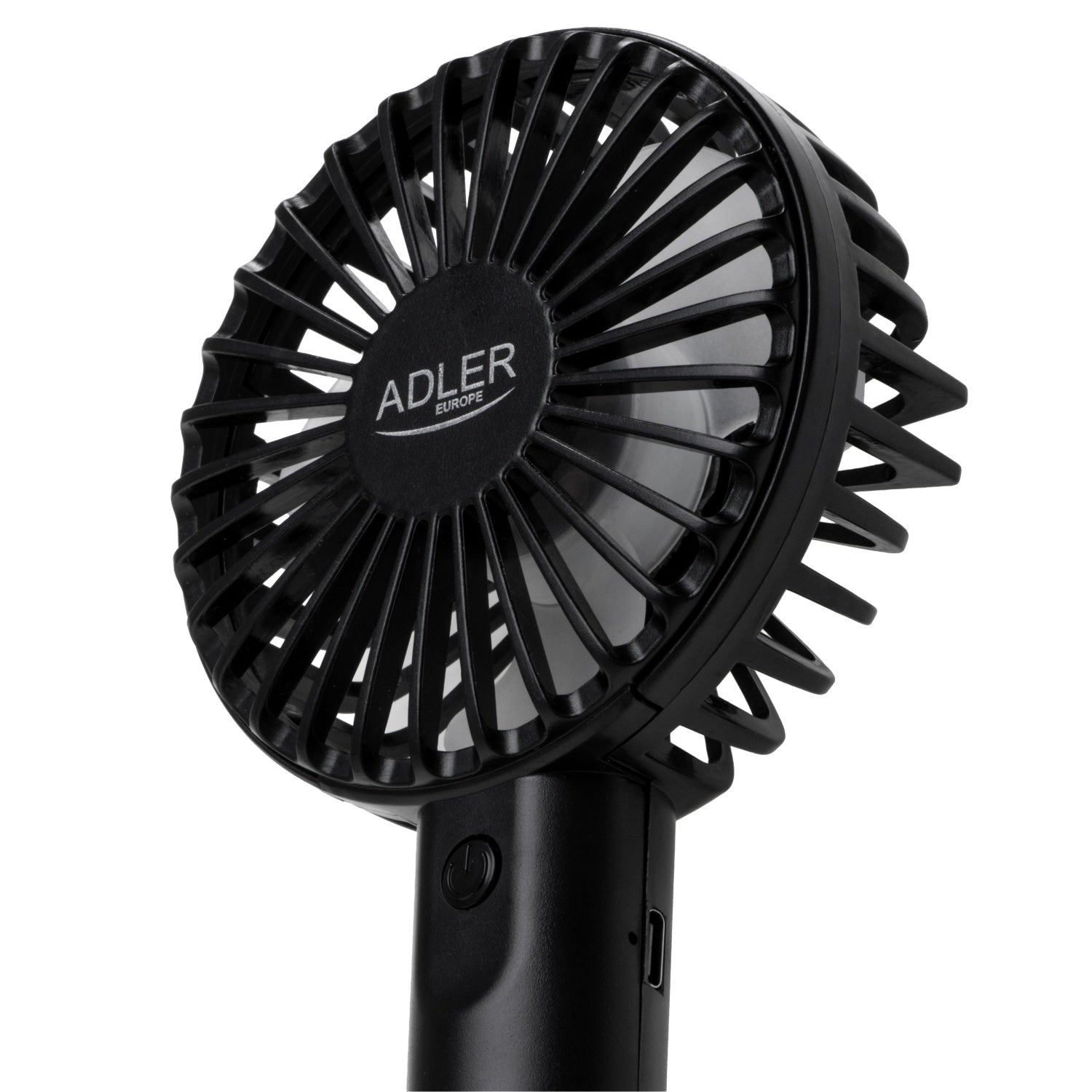 Nahaufnahme des schwarzen Mini-Handventilators AD 7338 von immer-saugut mit rundem Lüftungsgitter, Ein-/Aus-Schalter am Griff, USB-Ladeanschluss und integriertem Akku für den kabellosen Betrieb.