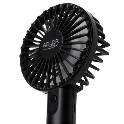 Nahaufnahme des schwarzen Mini-Handventilators AD 7338 von immer-saugut mit rundem Lüftungsgitter, Ein-/Aus-Schalter am Griff, USB-Ladeanschluss und integriertem Akku für den kabellosen Betrieb.
