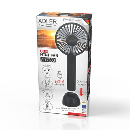 Die Verpackung des immer-saugut Mini-Handventilators AD 7338 enthält den schwarzen Ventilator, ein USB-Ladekabel, einen Durchmesser von 7 cm, eine Betriebsdauer von bis zu 180 Minuten, 3 Geschwindigkeitsstufen, einen 1200-mAh-Akku sowie eine Ladezustandsanzeige.