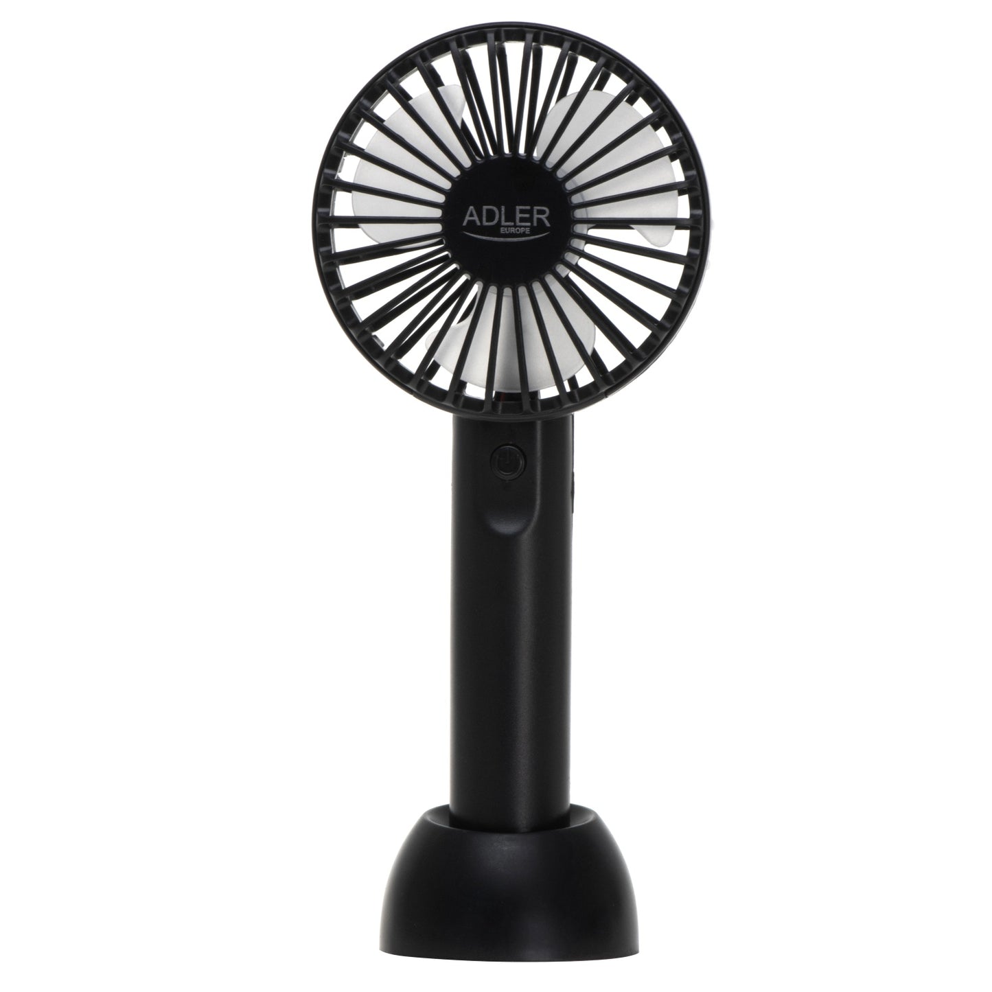 Ein kompakter, schwarzer Mini-Handventilator AD 7338 von immer-saugut steht aufrecht auf einem runden Sockel und verfügt über weiße Flügel sowie gleichmäßig angeordnete schwarze Streben am Gitter. In der Mitte ist der Schriftzug „immer-saugut“ in Weiß aufgedruckt, und am Griff befindet sich eine einzige Taste für eine einfache Bedienung.