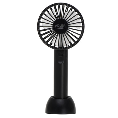 Ein kompakter, schwarzer Mini-Handventilator AD 7338 von immer-saugut steht aufrecht auf einem runden Sockel und verfügt über weiße Flügel sowie gleichmäßig angeordnete schwarze Streben am Gitter. In der Mitte ist der Schriftzug „immer-saugut“ in Weiß aufgedruckt, und am Griff befindet sich eine einzige Taste für eine einfache Bedienung.