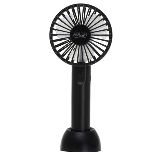Ein kompakter, schwarzer Mini-Handventilator AD 7338 von immer-saugut steht aufrecht auf einem runden Sockel und verfügt über weiße Flügel sowie gleichmäßig angeordnete schwarze Streben am Gitter. In der Mitte ist der Schriftzug „immer-saugut“ in Weiß aufgedruckt, und am Griff befindet sich eine einzige Taste für eine einfache Bedienung.