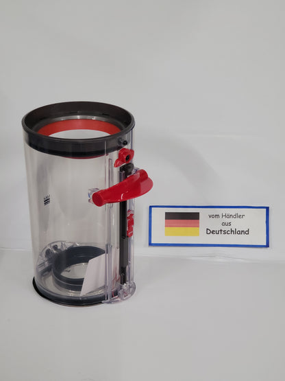 Ein klarer zylindrischer Behälter mit rot-schwarzem Griff von immer-saugut, kompatibel mit Dyson V15 Detect Absolute/Complete, steht neben einer Karte mit deutscher Flagge und Text, der "vom Händler aus Deutschland" bestätigt.