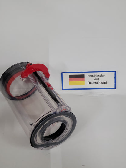 Ein klarer zylindrischer Behälter von ALMEc Supplies, kompatibel mit Dyson V15 Detect Total Clean und V15 Detect Fluffy, mit roten und schwarzen Teilen, liegt vor weißem Hintergrund. Daneben ein Schild "vom Händler aus Deutschland" mit deutscher Flagge.