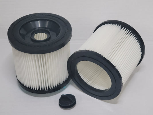 Abgebildet sind zwei immer-saugut 2 Filter kompatibel mit Baier Entstauber BSS 306L, jeweils mit weißem Faltenpapier und schwarzen Kunststoffrändern sowie einer kleinen schwarzen Kappe, alles auf einer schlichten weißen Fläche.