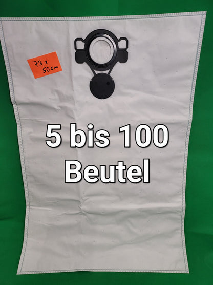 Ein großer weißer immer-saugut Vliesbeutel Staubsaugerbeutel, kompatibel mit Nilfisk Attix 33/44 und schwarzem Kunststoff-Anschluss, liegt auf grünem Hintergrund. Ein orangefarbenes Etikett zeigt "73 x 50 cm". Fett: "5 - 100 Btl.