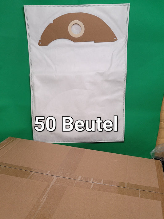 Ein großer weißer Staubsaugerbeutel mit einem braunen Kartonkragen ist vor einem grünen Hintergrund abgebildet. Auf der Vorderseite befindet sich eine versiegelte Schachtel mit dem deutschen Text "50 Beutel kompatibel mit Kärcher ProNT 600 L Klasse Profes