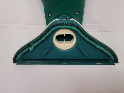 Nahaufnahme der Unterseite einer immer-saugenden Bodendüse kompatibel HD 35 für Vorwerk Kobold Tiger. Zu sehen sind strukturierte Borsten, die einen gebogenen Rand bilden, und eine ovale zentrale Öffnung zwischen Kunststoffteilen, auf einem schlichten weißen Hintergrund.
