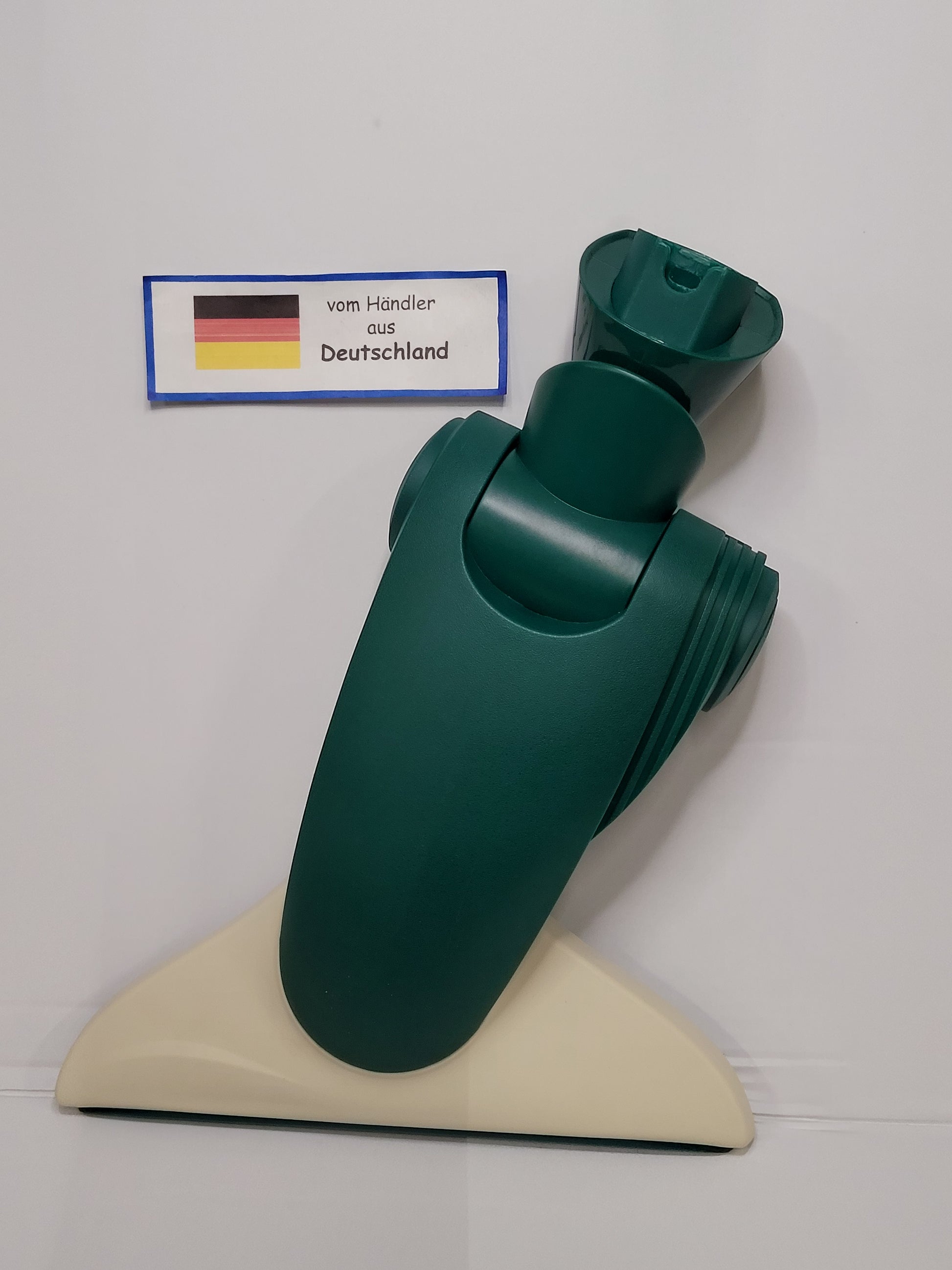 Ein grün-beiger immer-saugut Bodendüse kompatibel HD 35 Staubsaugeraufsatz steht aufrecht vor einem Schild mit der deutschen Flagge und dem Text: "vom Händler aus Deutschland" auf einfarbig weißem Hintergrund.
