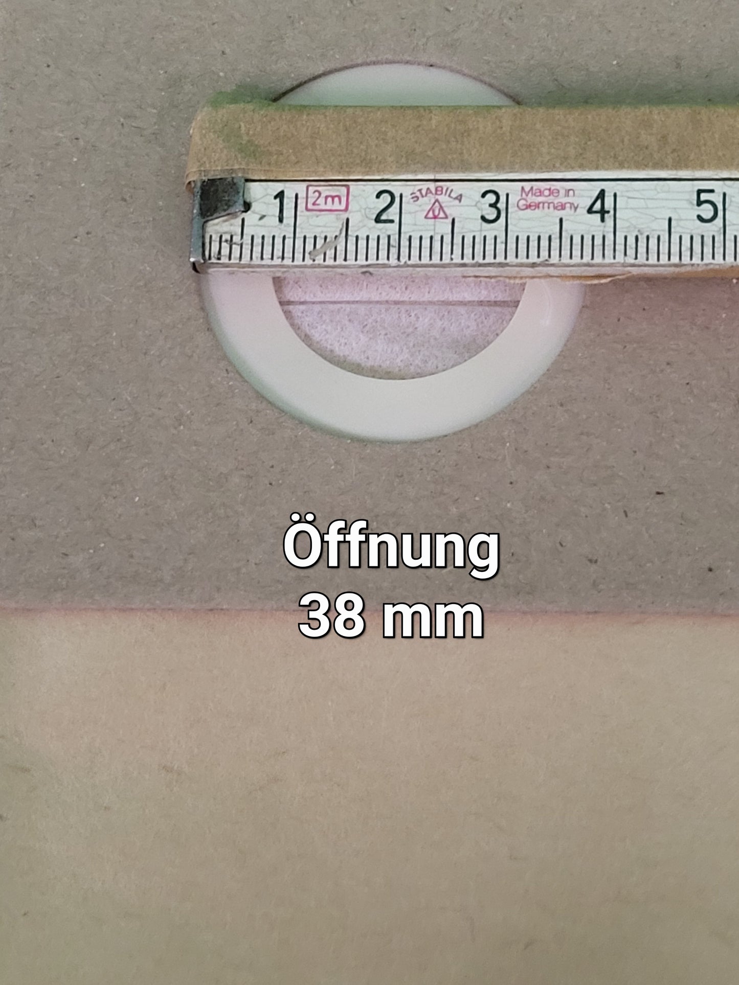 Eine kreisförmige Öffnung auf einem Brett hat einen Durchmesser von etwa 38 mm und ist mit "Öffnung 38 mm" gekennzeichnet, was auf die Kompatibilität mit immer-saugut 10 Beutel für Parkside PNTSA 20 L, PNTSA 20 Li A1 Staubsaugern hinweist.