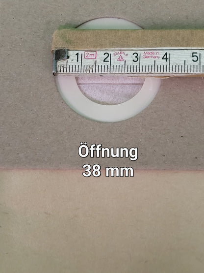 Ein Maßband markiert eine runde Öffnung von 38 mm Durchmesser auf einer braunen Fläche mit der Aufschrift "Made in Germany". Darunter ist "Öffnung 38 mm" abgebildet. Größe passt immer-saugut 20 Beutel für Parkside PNTSA 20 L, PNTSA 20 Li A1 Staubsaugerbeutel.