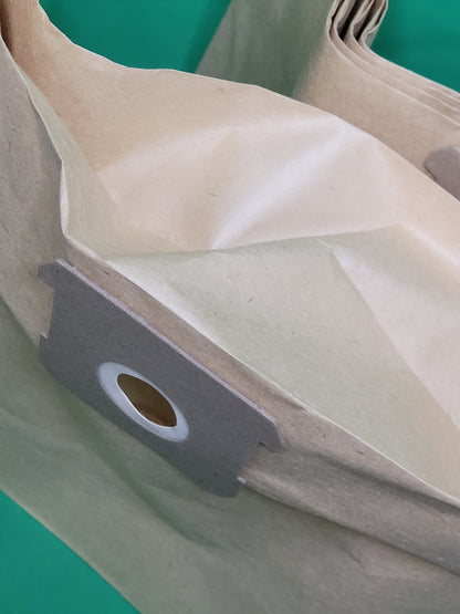 Eine Nahaufnahme von immer-saugut 20 Beutel kompatibel mit Parkside PNTSA 20 L, PNTSA 20 Li A1 Staubsaugerbeutel. Die Beutel haben einen Pappkragen und einen weißen Kunststoffring, wobei mehrere zusammen auf einem grünen Hintergrund gestapelt sind.