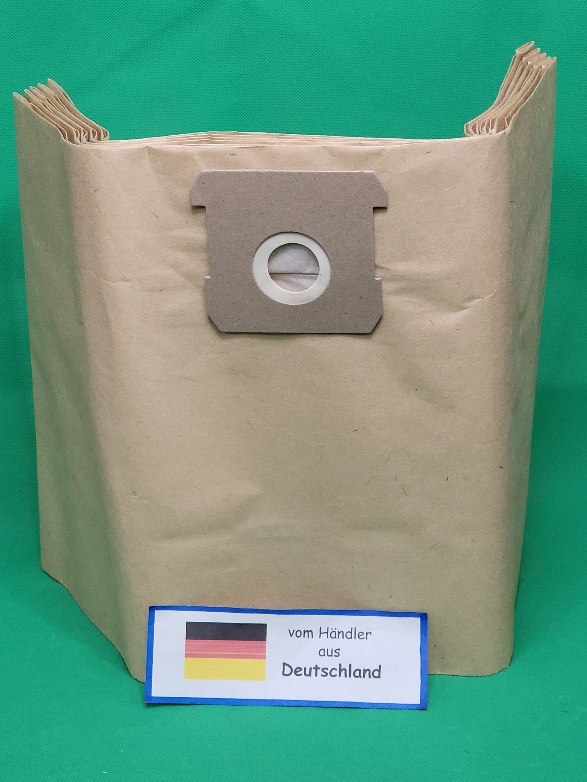 Ein großer, mehrlagiger Papier Staubsaugerbeutel von immer-saugut für Parkside PNTSA 20 L und PNTSA 20 Li A1 steht auf grünem Hintergrund. Vorn zeigt ein Schild mit deutscher Flagge "vom Händler aus Deutschland". Die Packung enthält 20 Beutel.