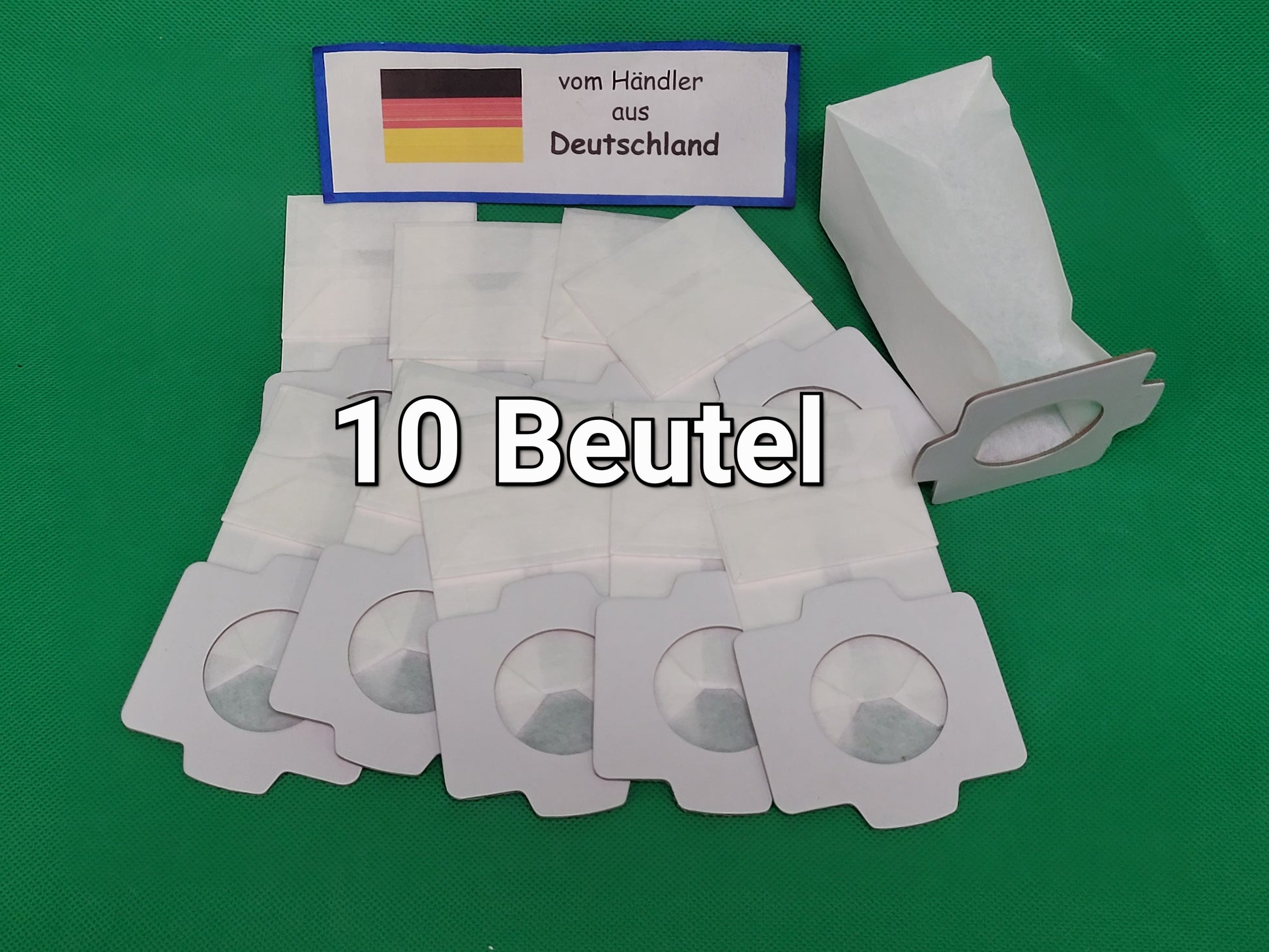 Zehn weiße Staubsaugerbeutel mit Pappkragen sind auf einer grünen Fläche abgebildet. Auf einem Schild mit der deutschen Flagge steht "vom Händler aus Deutschland". Überlagerter Text: "10 Beutel." immer-saugut, kompatibel mit Makita 194566-1, 198745-3.