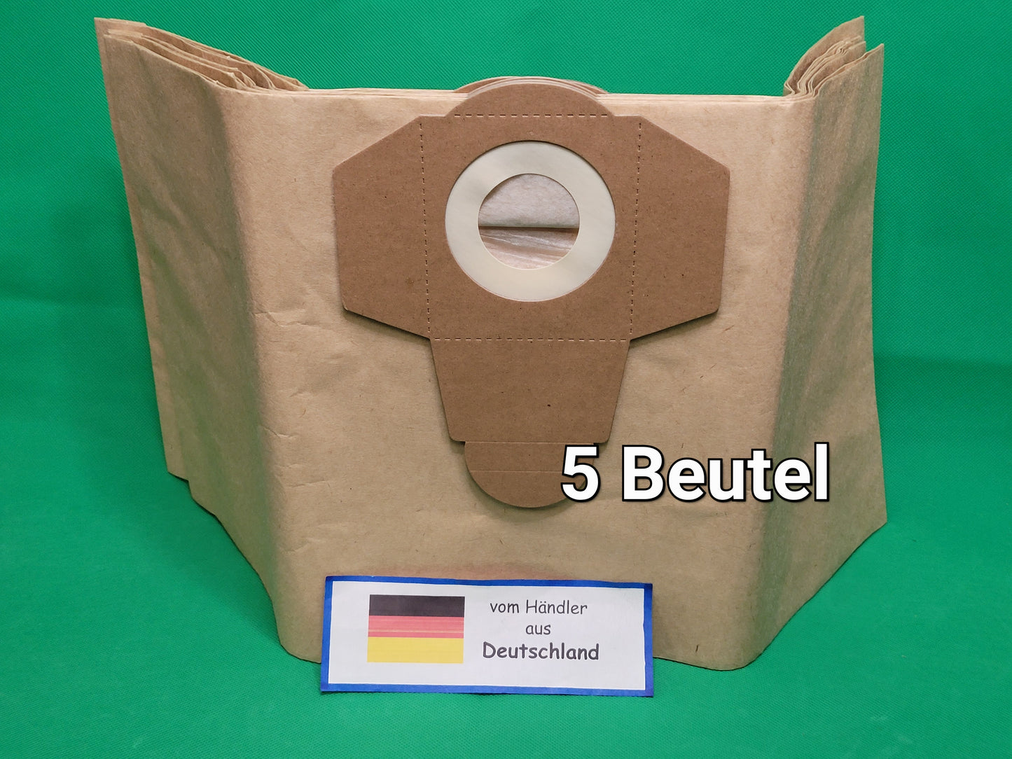 Fünf braune Papierstaubsaugerbeutel von immer-saugut, kompatibel mit Einhell 20 Liter Staubsaugern, stehen aufrecht vor einem grünen Hintergrund. Neben einer deutschen Flagge und "vom Händler aus Deutschland" steht "5 Beutel".