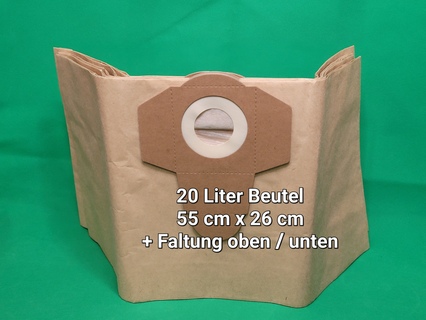 Ein Staubsaugerbeutel aus braunem Papier, kompatibel mit Einhell 20 Liter, mit Pappkragen und runder Öffnung steht aufgefaltet auf grünem Hintergrund. Weißer Text lautet: "20 Liter Beutel, 55 cm x 26 cm + Faltung oben/unten.