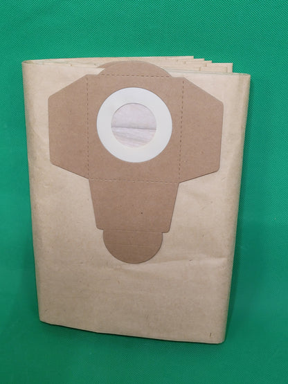 Ein brauner Staubsaugerbeutel von Unbekannt/Sonstige, passend für Einhell 20 Liter Volumen Behälter, steht auf grünem Hintergrund. Die Tüte hat oben Ecken und eine zentrale runde weiße Plastiköffnung.