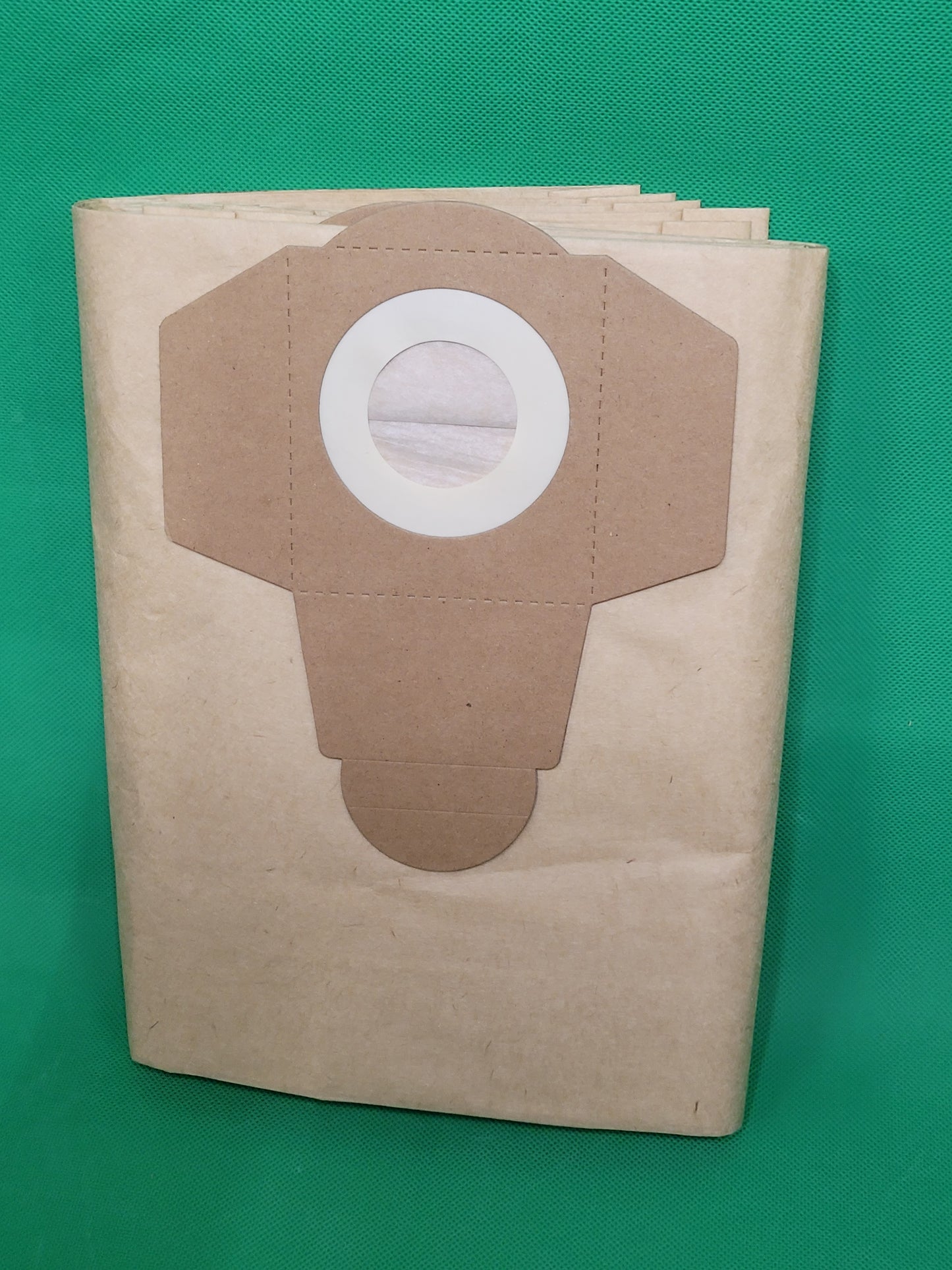 Ein brauner Papier 30 Beutel kompatibel mit Einhell für 20 Liter Volumen Behälter (Unbekannt/Sonstige) steht aufrecht vor einem grünen Stoffhintergrund, mit einem runden weißen Kunststoffkragen und einem gefalteten Boden.