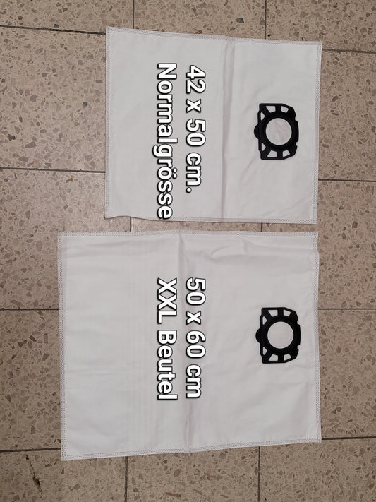 Zwei weiße immer-saugut 10 Beutel Staubsaugerbeutel kompatibel mit Kärcher WD6, WD 7 stehen auf einem gesprenkelten Boden. Jeder hat schwarze Kunststoffbeschläge und ist nach Größe beschriftet, ideal für diverse Staubsaugerbedürfnisse.