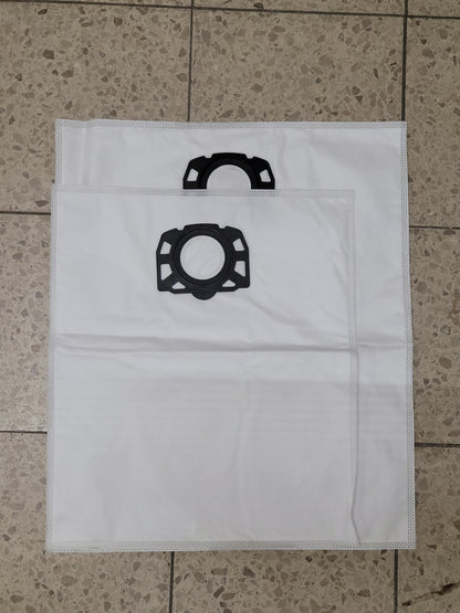 Zwei weiße XXL Staubsaugerbeutel von immer-saugut, aus dem Set "10 Beutel kompatibel mit Kärcher WD6, WD 7", liegen mit schwarzen Plastikmanschetten und sichtbaren Nähten auf einem beige gesprenkelten Fliesenboden, leicht überlappend.