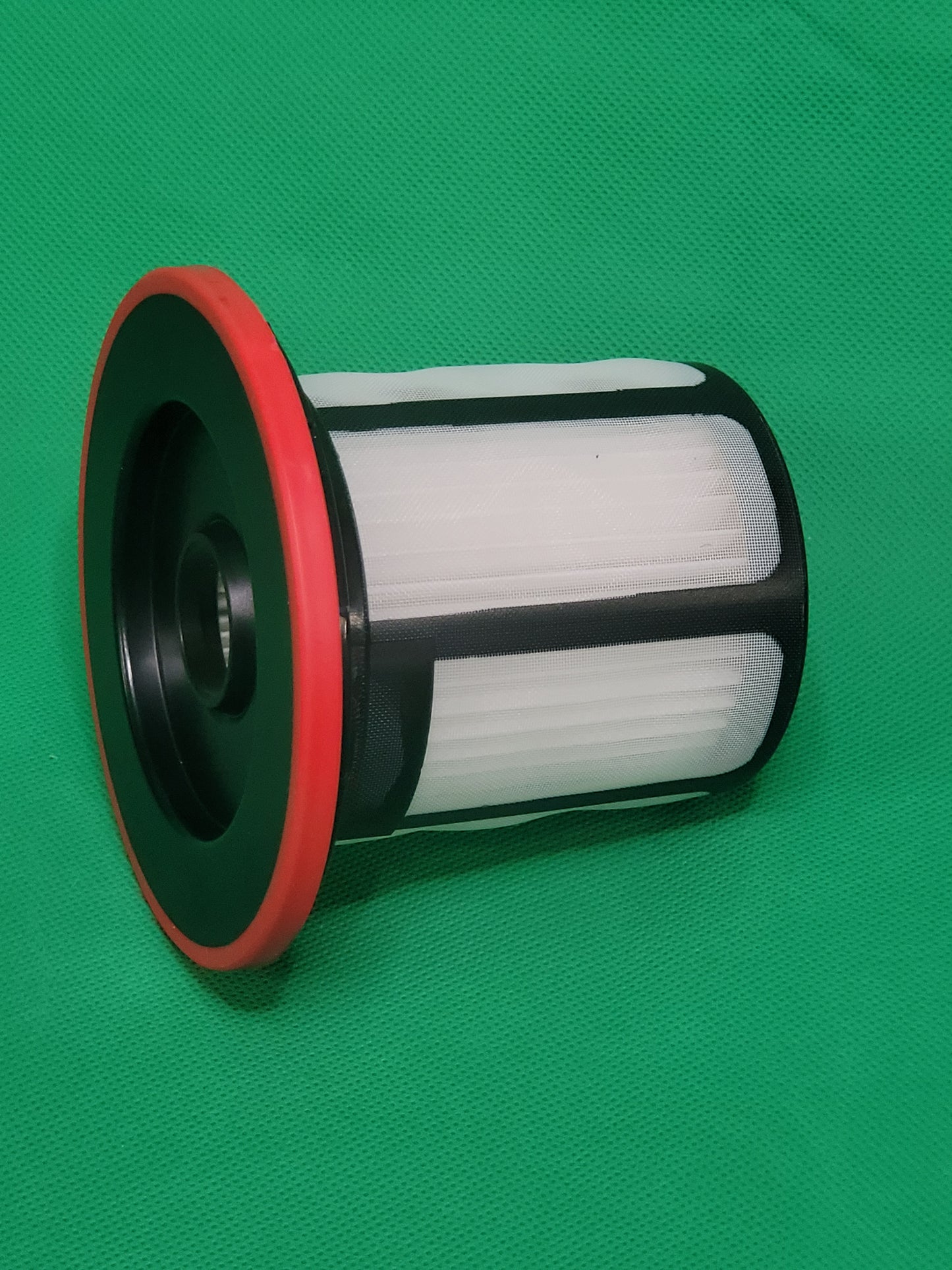 Ein gefalteter weißer zylindrischer ALMEc Supplies Filter, kompatibel mit Bosch Serie 6 (u.a. BCS6, BSS6, 12033215), mit schwarzen Endkappen und roter Dichtung, ist seitlich liegend auf grünem Hintergrund abgebildet.