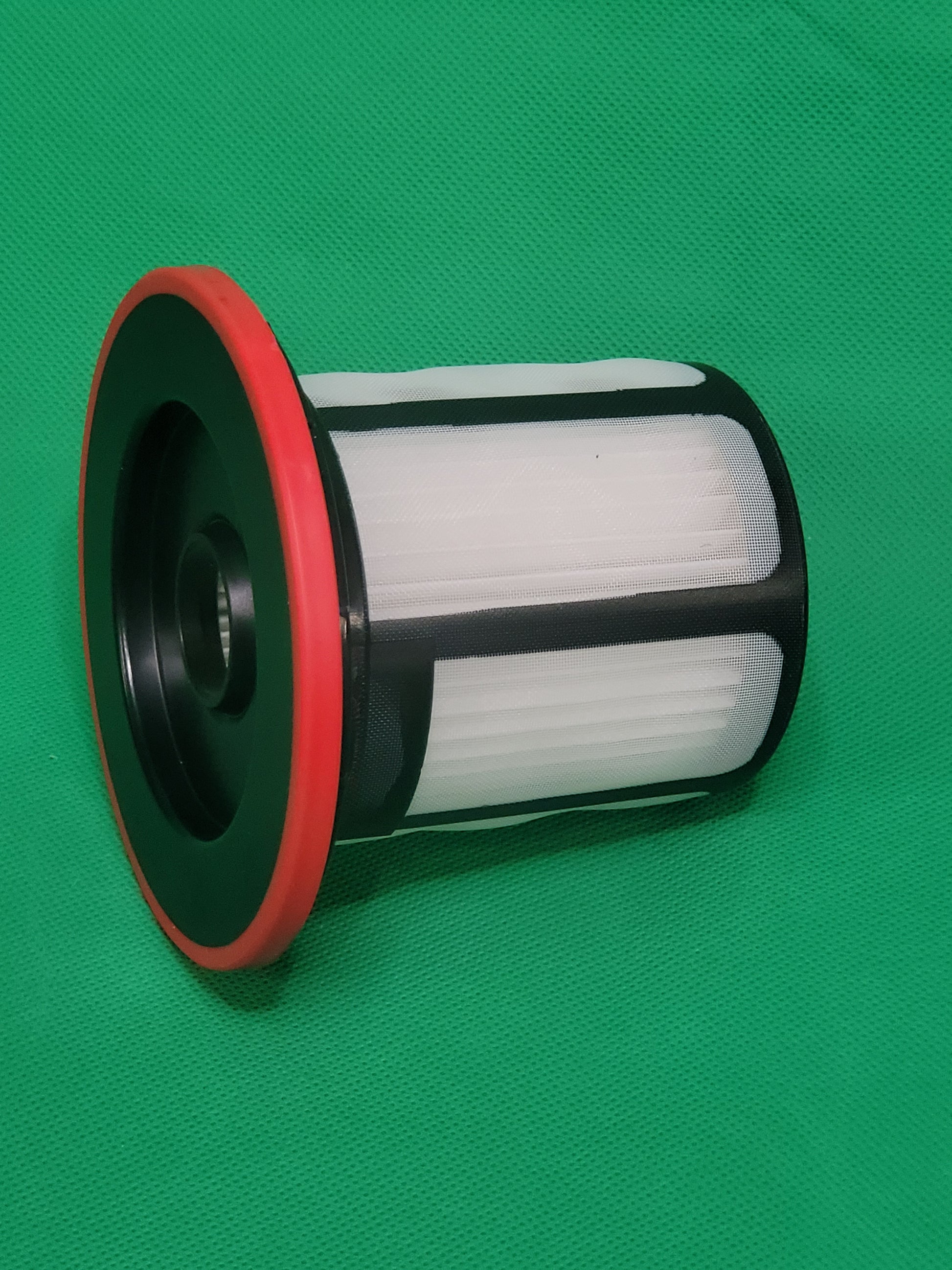 Ein gefalteter weißer zylindrischer ALMEc Supplies Filter, kompatibel mit Bosch Serie 6 (u.a. BCS6, BSS6, 12033215), mit schwarzen Endkappen und roter Dichtung, ist seitlich liegend auf grünem Hintergrund abgebildet.