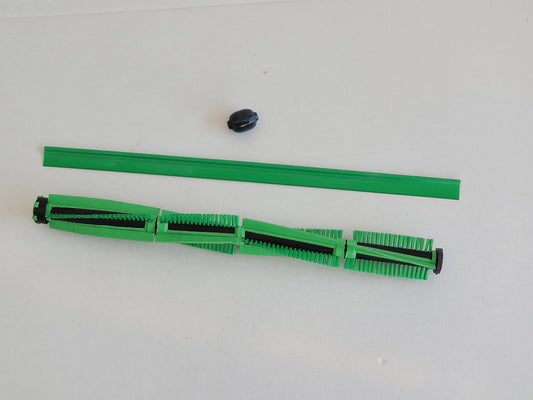 Eine grüne Bürstenrolle, schwarze Borsten, ein langer grüner Streifen und ein kleines schwarzes Zahnrad - Teile, die zur RMO Bürstenwalze Dichtlippe Rad für Vorwerk Elektrobürste EB 400 passen - sind auf einer weißen Fläche ausgelegt.